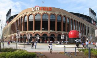 800px-Citi_Field_and_Apple